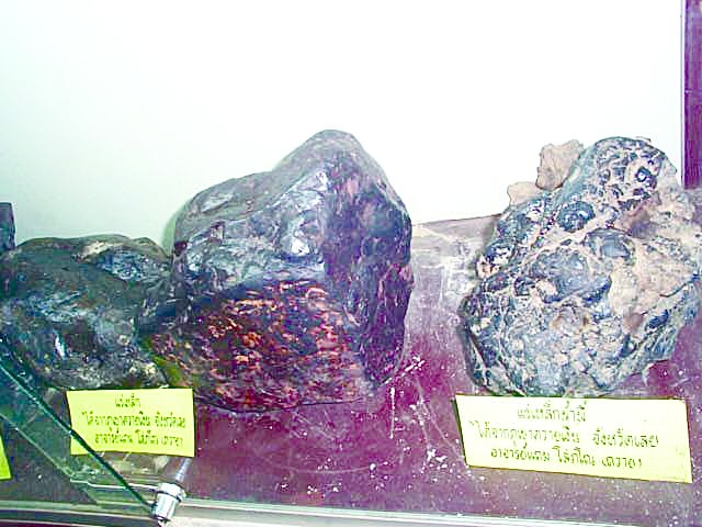 ചിത്രം:Vol4p732 phanom-chedi-meteorites.jpg