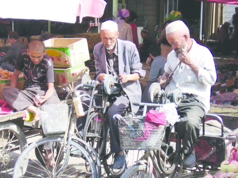 ചിത്രം:Vol4p777 Tool sharpeners at the market, Khotan.jpg