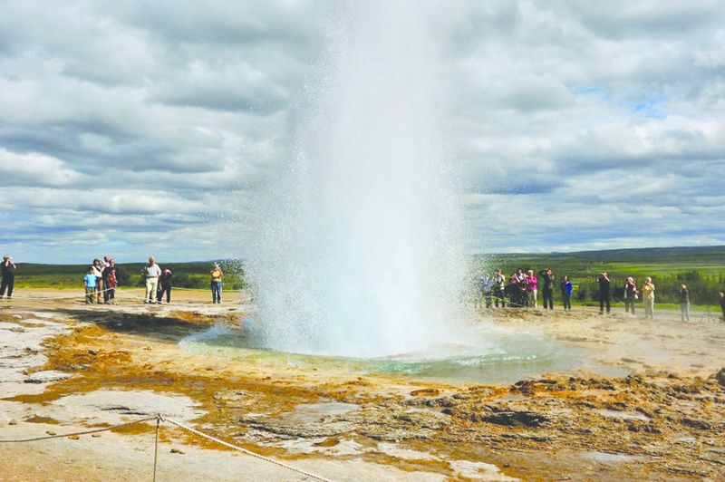 ചിത്രം:Vol5p545 Geyser in Iceland.jpg