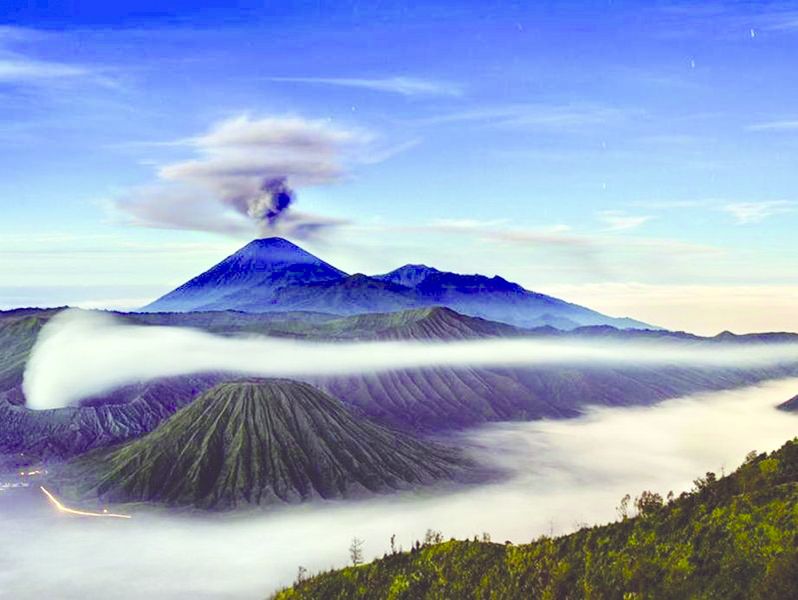 ചിത്രം:Vol3p690 Mount Semeru and Mount Bromo in East Java.jpg.jpg
