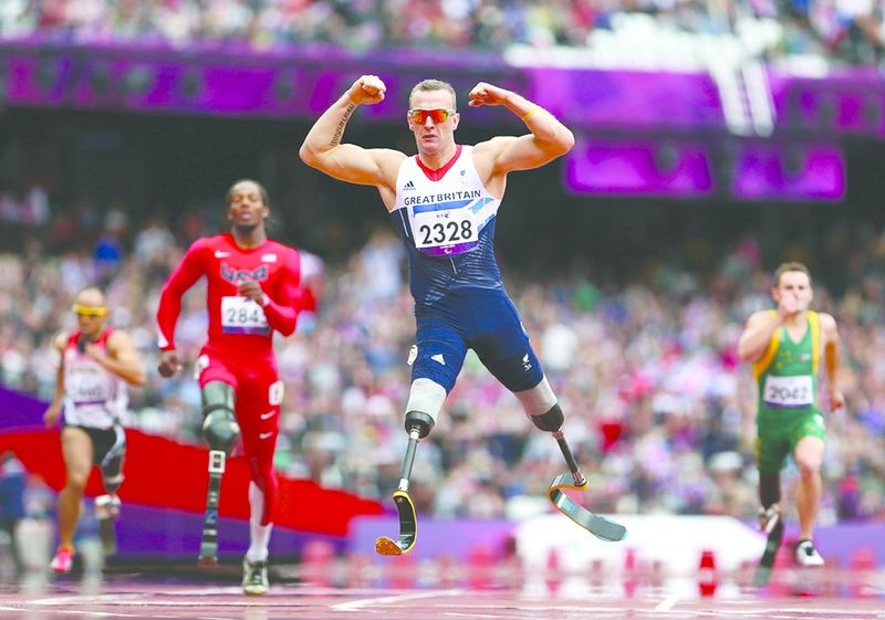 ചിത്രം:Vol5p617 Richard Whitehead of Great Britain celebrates winning gold in the Men's 200-meter T42 Final on da.jpg