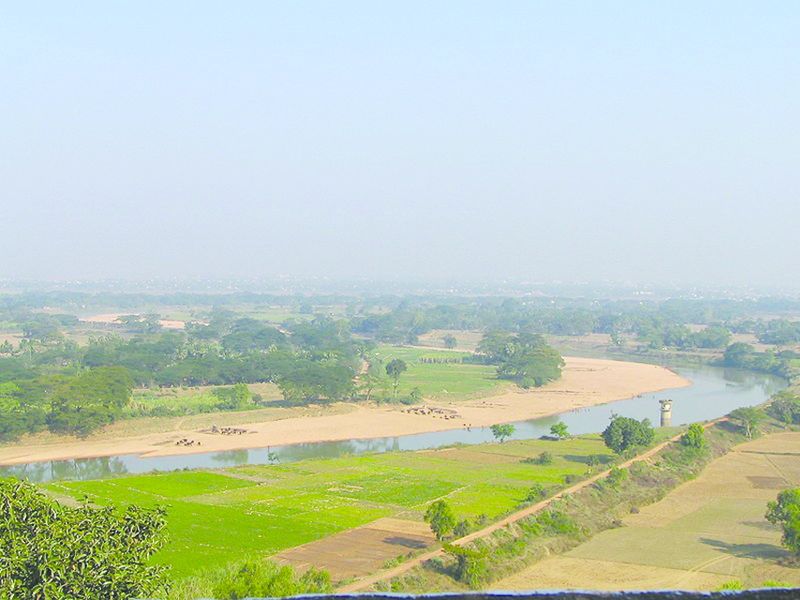 ചിത്രം:Vol5p617 View of the banks of the Daya River from atop Dhauli Hills, the presumed venue of the Kalinga war.jpg