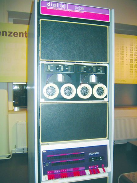 ചിത്രം:Vol6p329 Pdp-11-.jpg