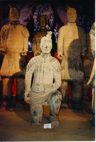 ചിത്രം:Vol5p433 Crossbow men from the Terracotta Army, interred by 210 BC, Qin Dynasty.jpg